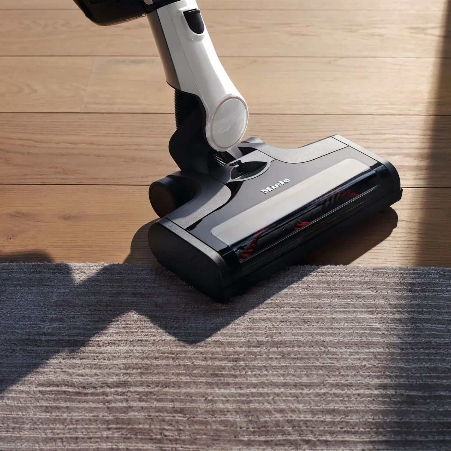 Miele Triflex HX2 Beyaz Dikey Şarjlı Süpürge (OUTLET)